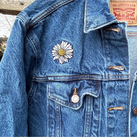 Levi’s flower embroidered jean jacket - Picture 2 of 6